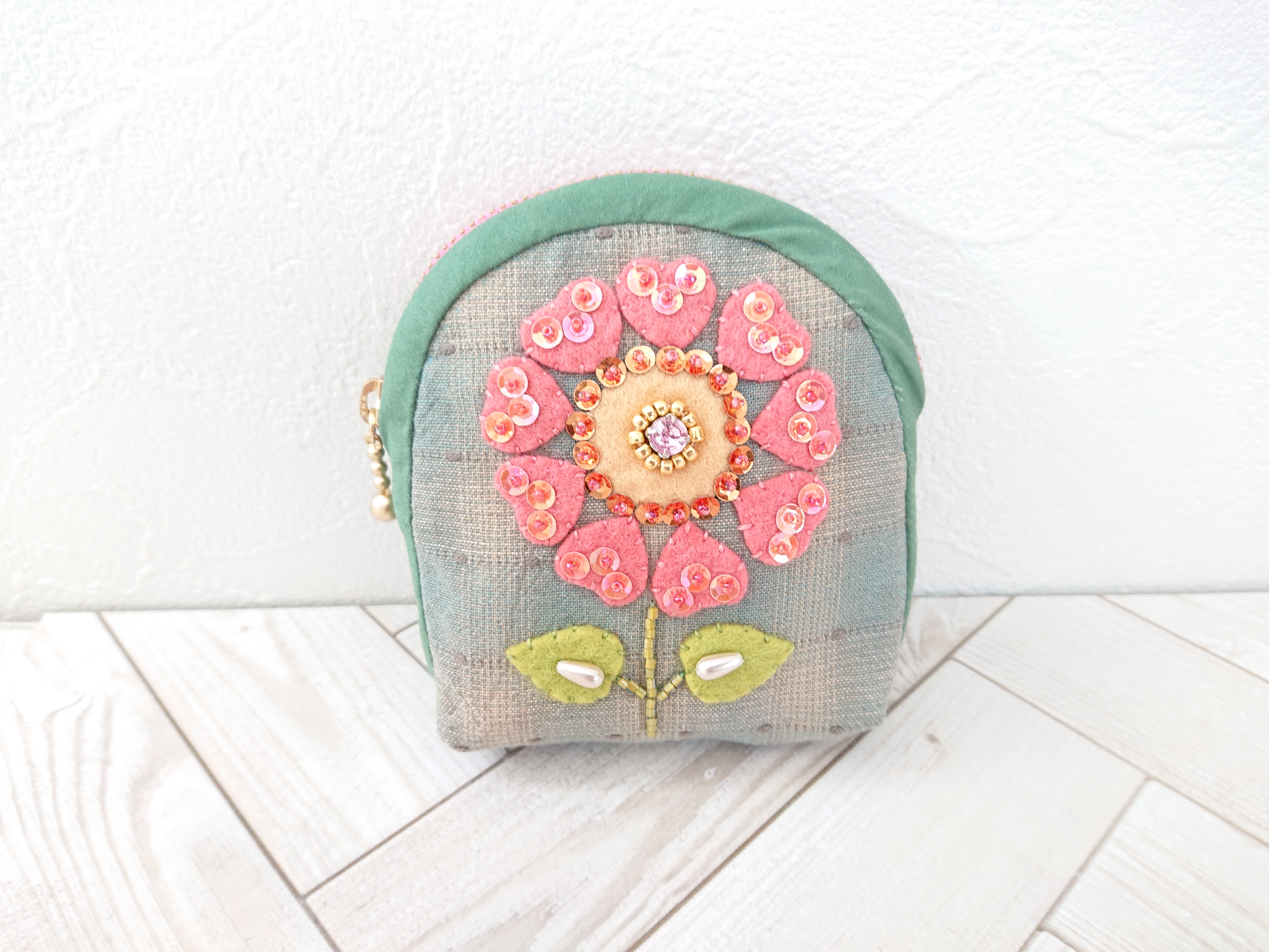 ハッピーフラワーのポーチ